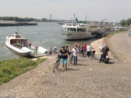 Rees : Rheinpromenade, Rheinfähre "Rääße Pöntje" zwischen Rees-Mitte und Kalkar-Reeserschanz